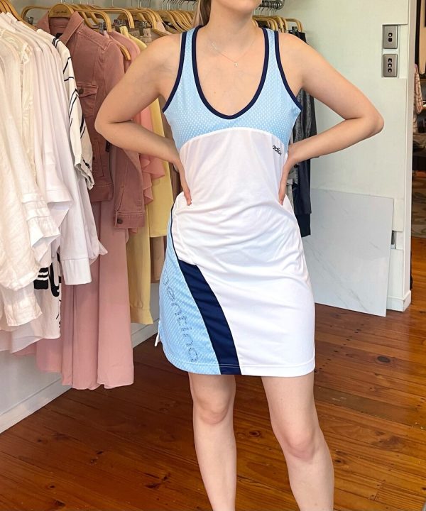 Sporty tennis dress with blue and white color block design, sleeveless athletic wear, casual sport dress for women, versatile tennis and workout outfit, made of lightweight, breathable fabric for active lifestyles.