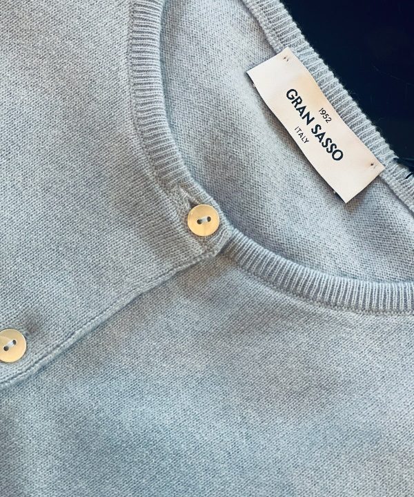 Elegant light grey cashmere cardigan by Grand Sasso, Italian craftsmanship, featuring soft texture, classic round neckline, and pearl buttons for a timeless sophisticated look.